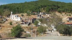 Balıkesir Edremit Güre Kavurmacılar köyünde taş evler ve Kazdağları manzarası