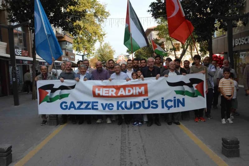 Balıkesir’de Gazze ve Kudüs için düzenlenen yürüyüşte Türk ve Filistin bayrakları taşıyan kalabalık grup