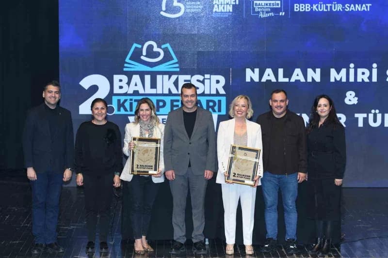 Birbirinden kıymetli yazarları söyleşi ve imza günlerinde Balıkesirlilerle buluşturan fuarda çocukla