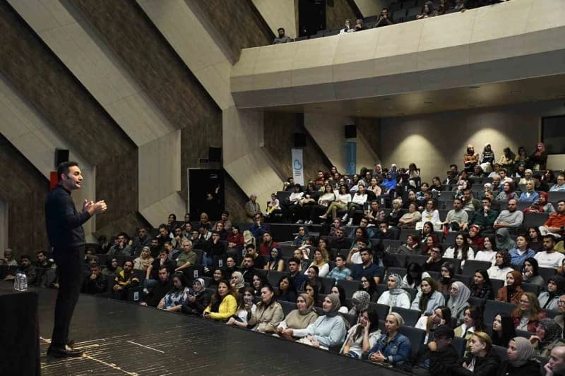 Birbirinden kıymetli yazarları söyleşi ve imza günlerinde Balıkesirlilerle buluşturan fuarda çocukla