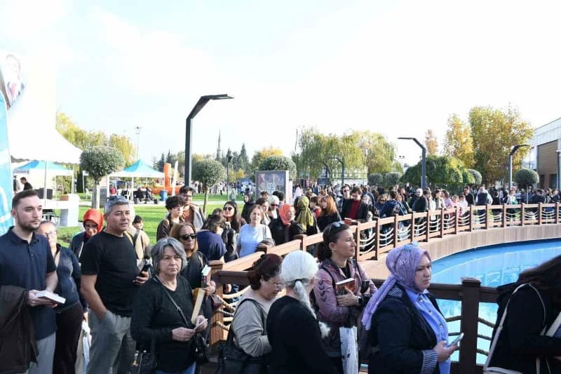Birbirinden kıymetli yazarları söyleşi ve imza günlerinde Balıkesirlilerle buluşturan fuarda çocukla