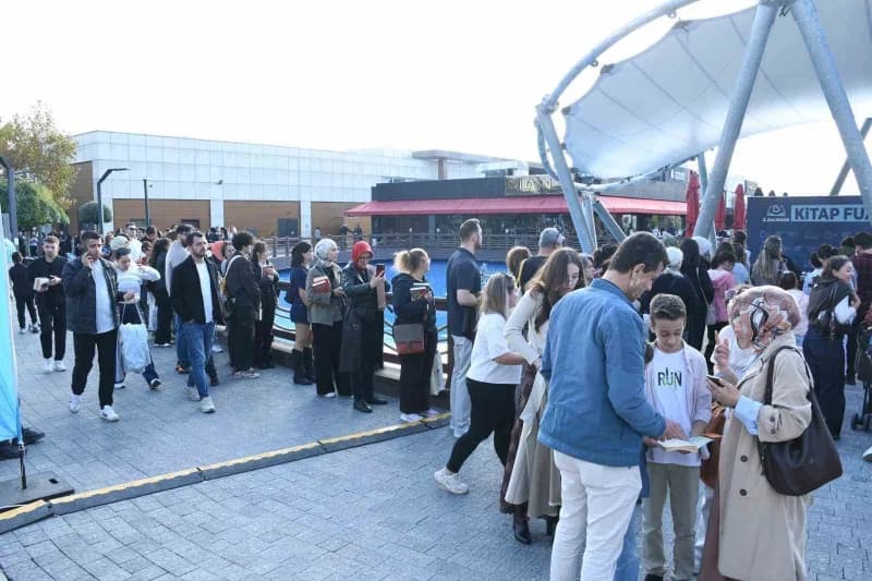 Birbirinden kıymetli yazarları söyleşi ve imza günlerinde Balıkesirlilerle buluşturan fuarda çocukla