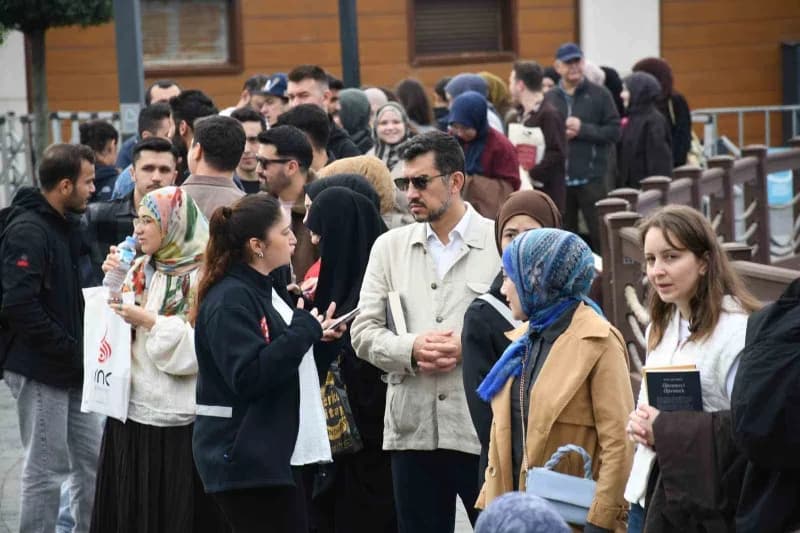 Birbirinden kıymetli yazarları söyleşi ve imza günlerinde Balıkesirlilerle buluşturan fuarda çocukla