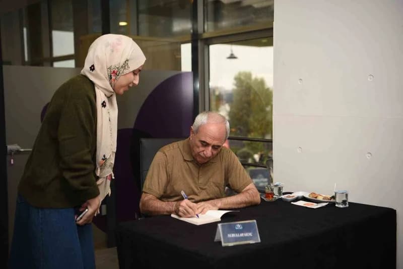 Kitap Fuarı’nın üçüncü gününde Nurullah Genç okurlarıyla buluştu