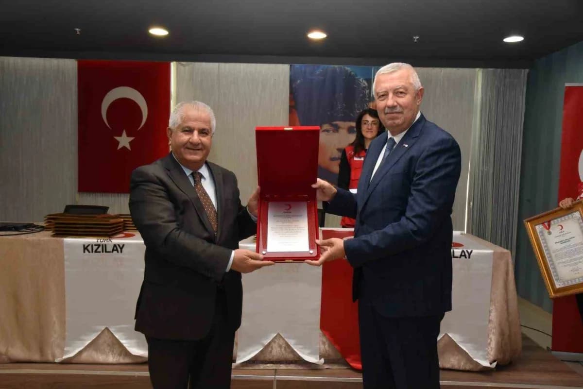 Balıkesir'de Okulumda KANpanya Var projesi kapsamında kan bağışı kampanyasına destek veren okulların ödül töreninden bir