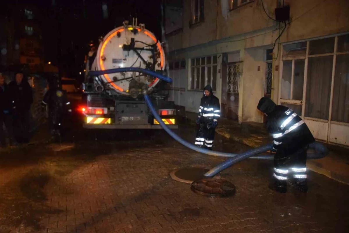 Sağanak yağışlar öncesi önlem alan ekipler, Balıkesir Büyükşehir Belediyesi’nin tüm birimleriyle birlikte bazı noktalard