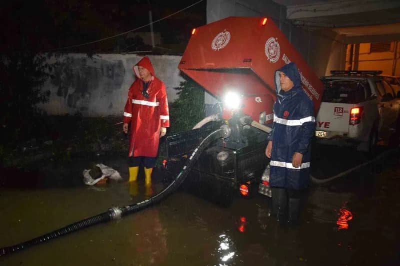 Büyükşehir Belediyesi ve BASKİ ekipleri 20 ilçede teyakkuzda