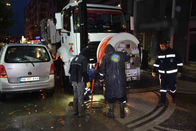 Büyükşehir Belediyesi ve BASKİ ekipleri 20 ilçede teyakkuzda