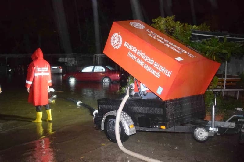 Büyükşehir Belediyesi ve BASKİ ekipleri 20 ilçede teyakkuzda