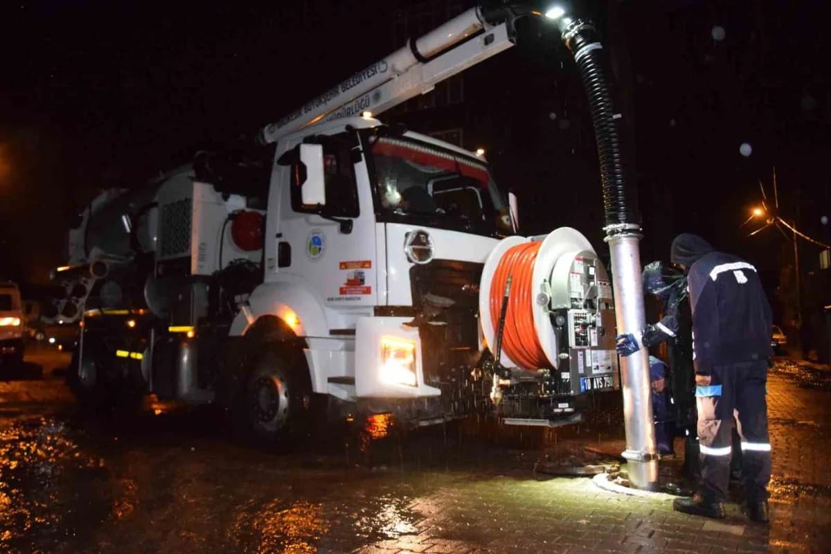Balıkesir’de sağanak yağış sonrası Büyükşehir Belediyesi ve BASKİ ekipleri su baskınlarına müdahale ediyor