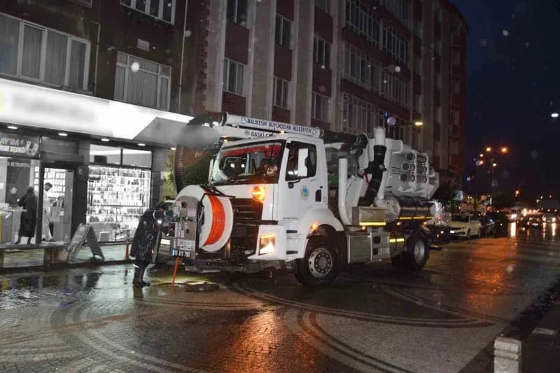 Büyükşehir Belediyesi ve BASKİ ekipleri 20 ilçede teyakkuzda