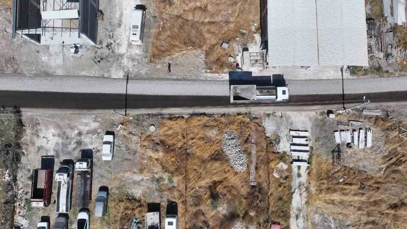 Ahmet Akın sözünü tuttu, Sanayi esnafının yüzü güldü . Bin 600 metrelik sathi kaplama çalışmasıyla yenilenen Sanayi yolu