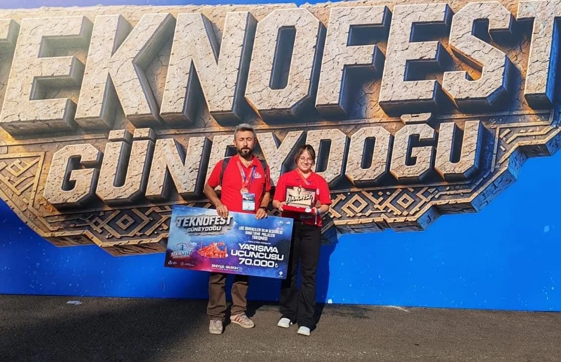 Balıkesirli öğrenciler TEKNOFEST Güneydoğu finallerinde ödül töreninde başarılarını kutluyor