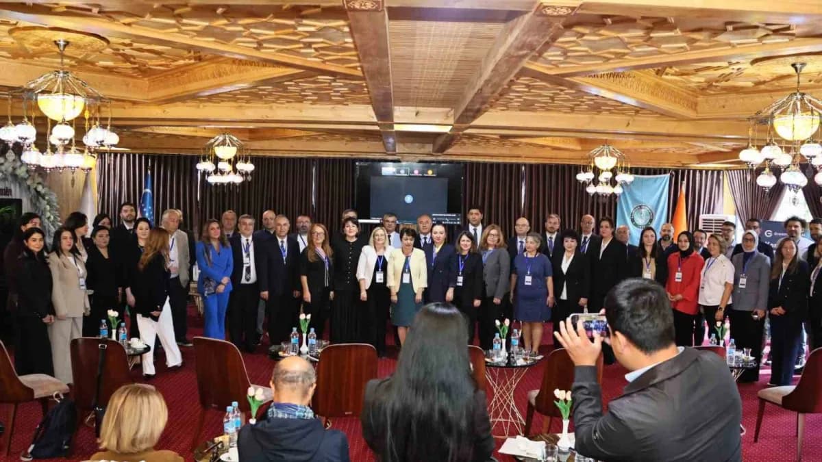 Balıkesir Üniversitesi Rektörü Prof. Dr. Yücel Oğurlu çevrim içi sempozyumda konuşma yaparken