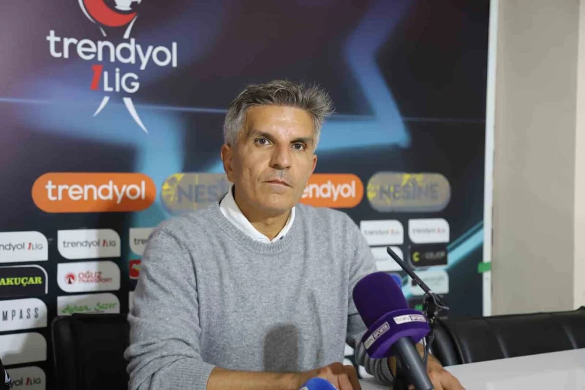 Bandırmaspor ve Iğdır FK futbolcuları maç sırasında mücadele ediyor