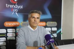 Bandırmaspor ve Iğdır FK futbolcuları maç sırasında mücadele ediyor