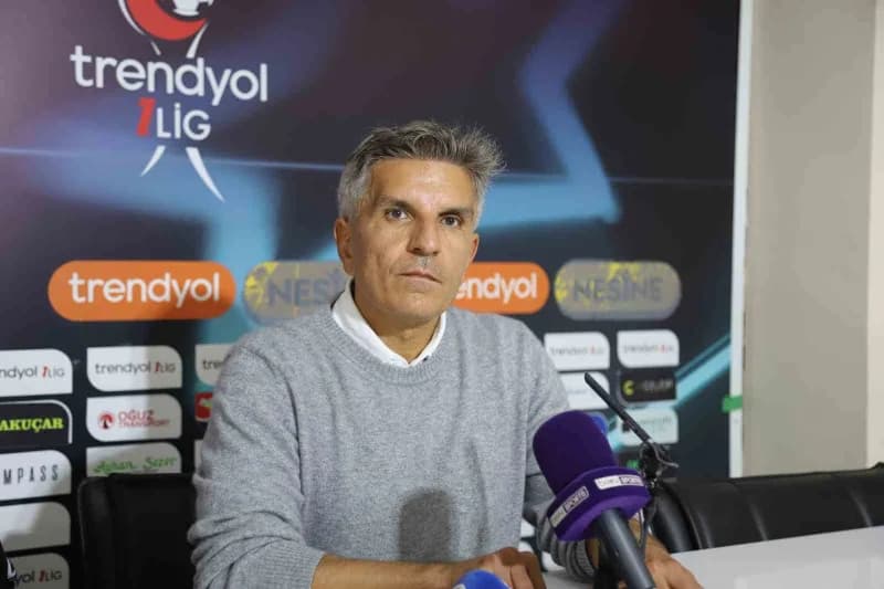 Bandırmaspor ve Iğdır FK futbolcuları maç sırasında mücadele ediyor