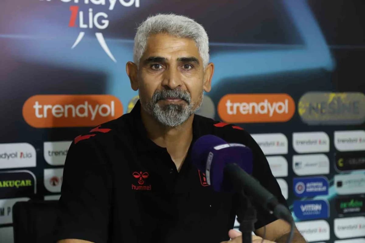 Bandırmaspor ve Sivasspor futbolcularının maç sırasında saha görüntüsü