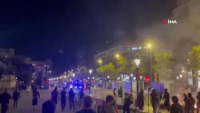 Barcelona’da konut krizi protestosu sırasında ateşe verilen barikatlar ve polis müdahalesi