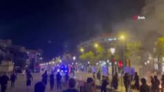 Barcelona’da konut krizi protestosu sırasında ateşe verilen barikatlar ve polis müdahalesi