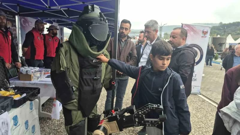 Bartın Üniversitesi'nde bu yıl ilk kez düzenlenen ve 3 gün sürecek Bilim Festivali'nde sergilenen TB2 Bayraktar İnsansız