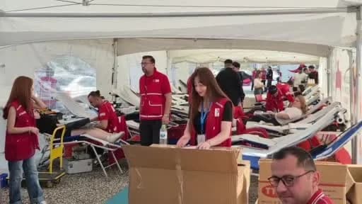 Bartın Üniversitesi kampüsünde kurulan kan bağış çadırında kan bağışı yapan öğrenciler ve personel