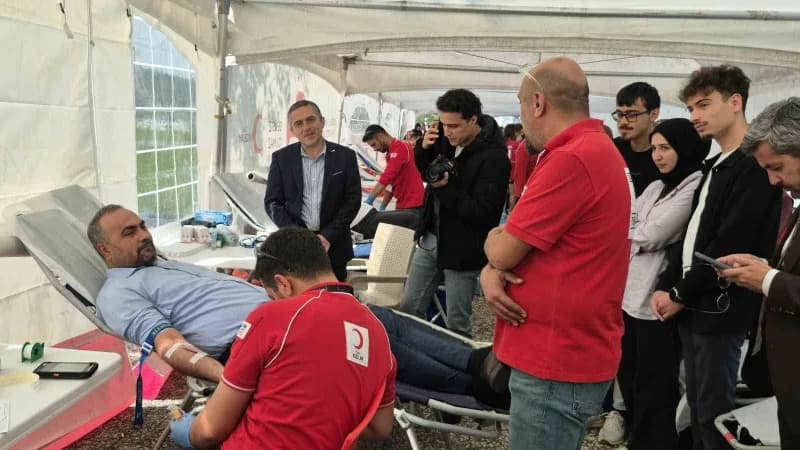 Bartın Üniversitesi Kutlubey Kampüsü'nde kurulan kan alma çadırında kan bağışı yapan öğrenciler ve personel