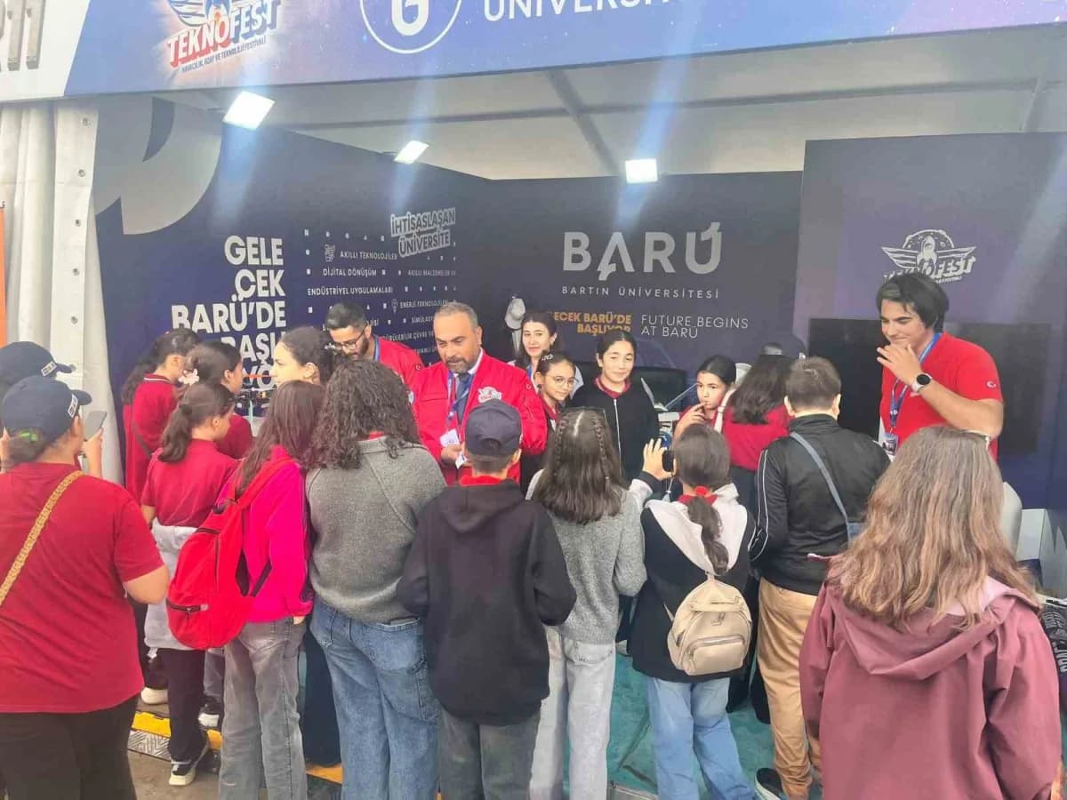 Bartın Üniversitesi TEKNOFEST 2026 stantında öğrencilerin teknoloji projeleri sergileniyor