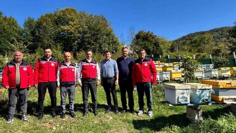 Bartın'da 40 kovan ile arıcılığa başlayan Selim Asar, emek vererek 8 sene içerisinde işini profesyonel arıcılık faaliyet