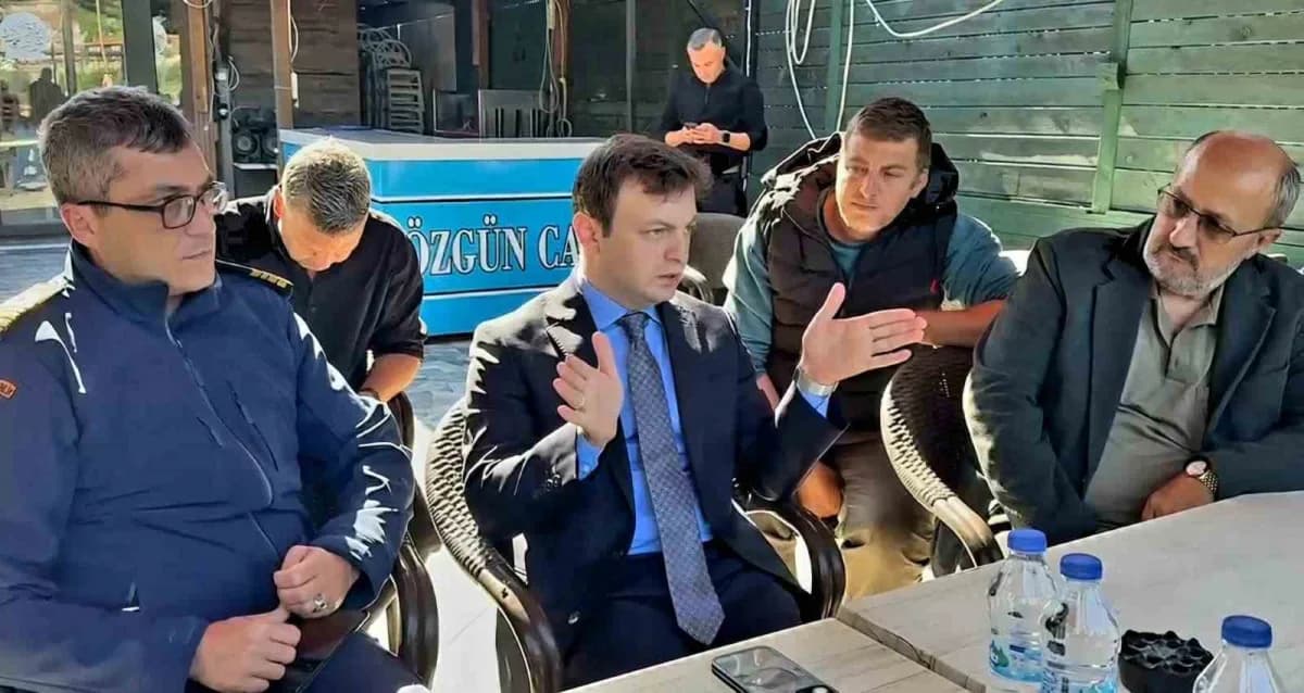Amasra Kaymakamı Muhammet Serdar Erdoğan(elleri açık olan), Sahil Güvenlik Batı Karadeniz Grup Komutanı Yarbay Cihan Sey