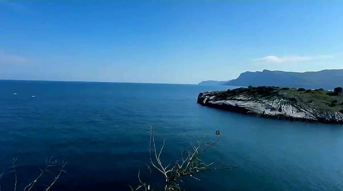 Bartın'da denizde kaybolan madenci İlker Mızrap için arama çalışmalarında kullanılan sahil güvenlik botu ve ekipler