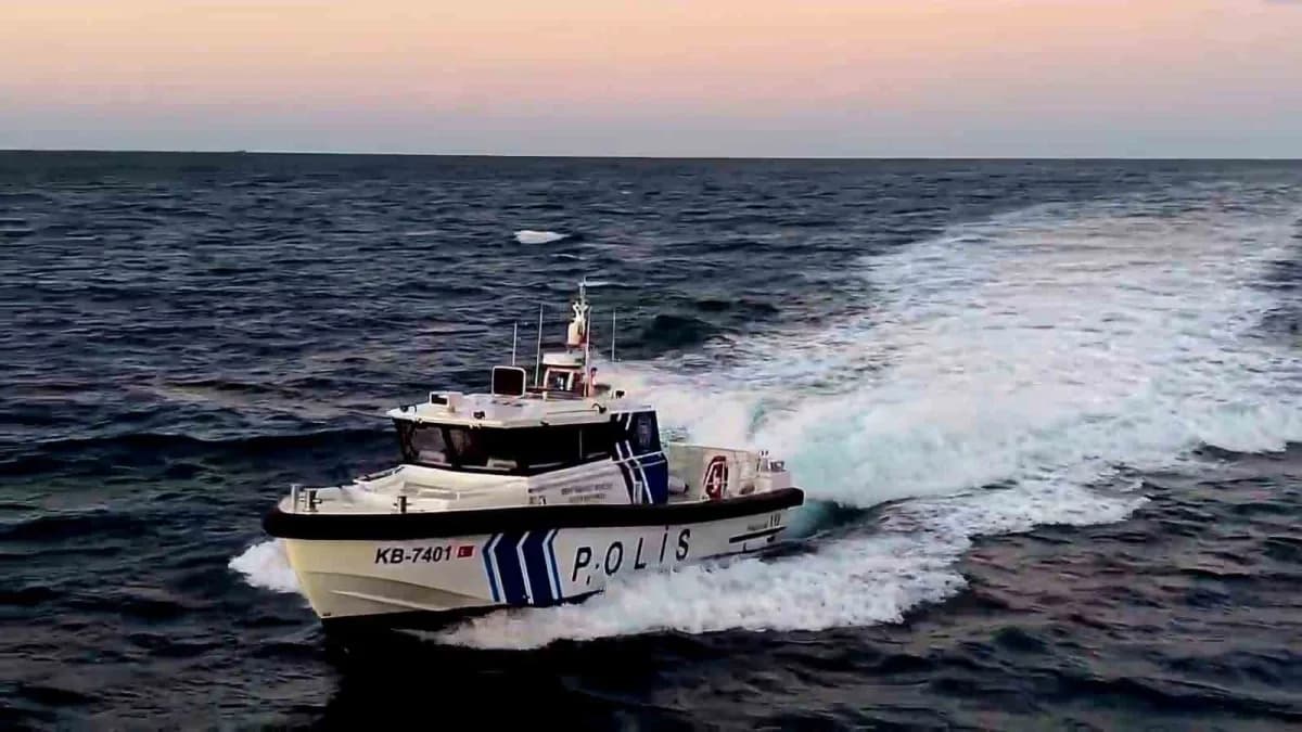 Arama çalışmalarına katılan polis botu,denizin açıklarına ve kıyı şeridinde kayıp madenci ve teknesini aradı