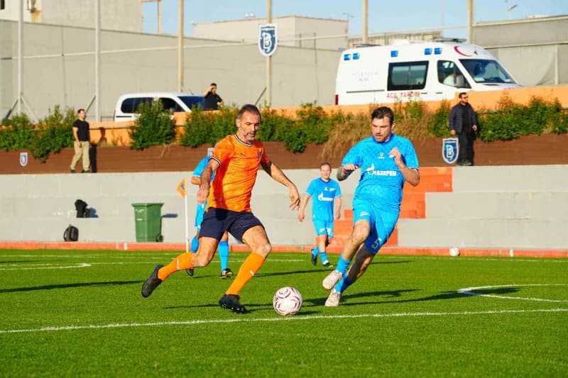 Başakşehir ile Rusya temsilcisi Zenit’in veteran futbolcuları, gösteri maçında karşı karşıya geldi.