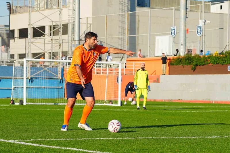 Başakşehir ile Rusya temsilcisi Zenit’in veteran futbolcuları, gösteri maçında karşı karşıya geldi.