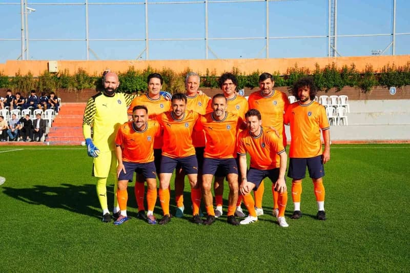 Başakşehir ile Rusya temsilcisi Zenit’in veteran futbolcuları, gösteri maçında karşı karşıya geldi.