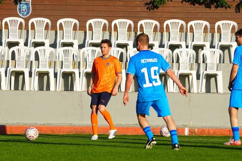 Başakşehir ile Rusya temsilcisi Zenit’in veteran futbolcuları, gösteri maçında karşı karşıya geldi.