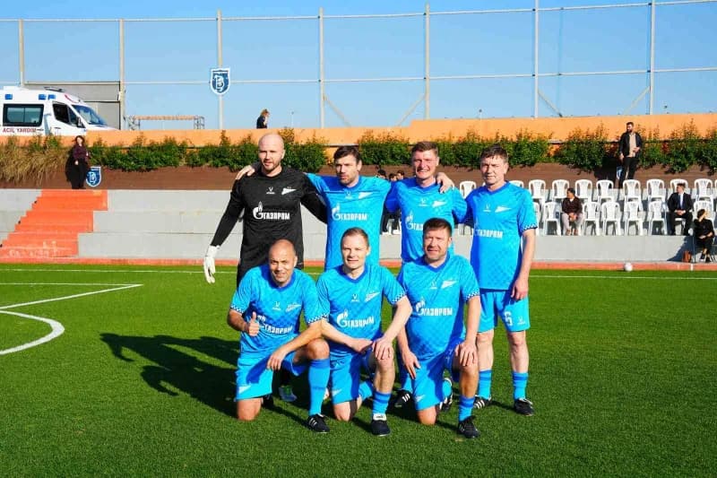 Başakşehir ile Rusya temsilcisi Zenit’in veteran futbolcuları, gösteri maçında karşı karşıya geldi.