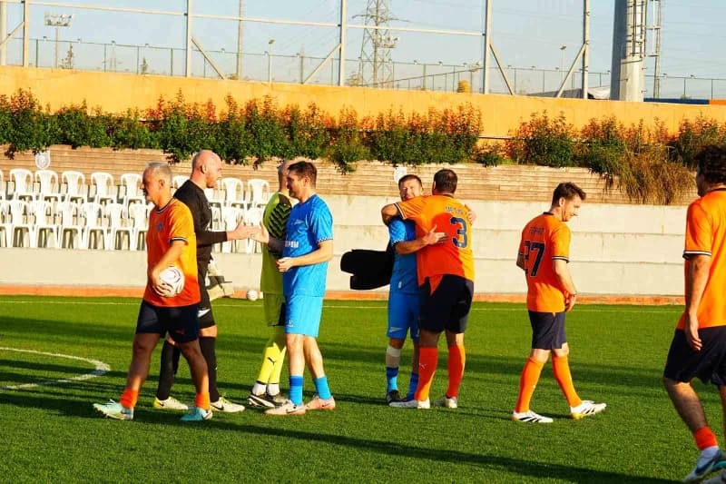 Başakşehir ile Rusya temsilcisi Zenit’in veteran futbolcuları, gösteri maçında karşı karşıya geldi.