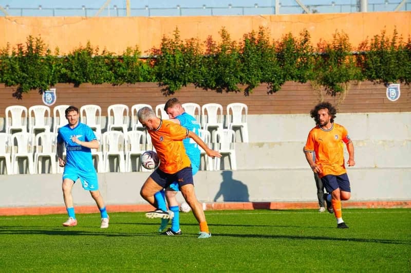 Başakşehir ile Rusya temsilcisi Zenit’in veteran futbolcuları, gösteri maçında karşı karşıya geldi.