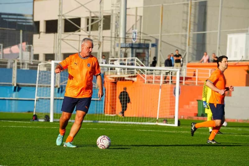 Başakşehir ile Rusya temsilcisi Zenit’in veteran futbolcuları, gösteri maçında karşı karşıya geldi.