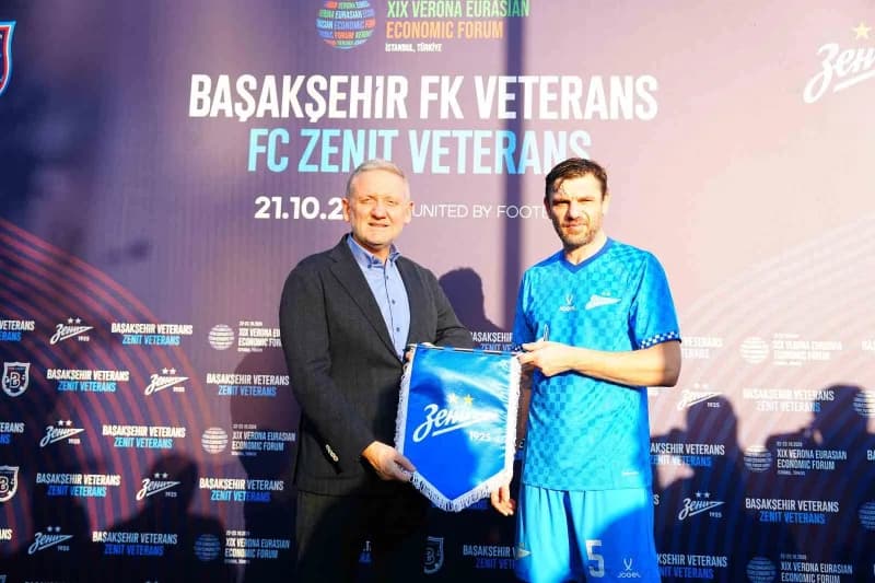 Başakşehir ile Rusya temsilcisi Zenit’in veteran futbolcuları, gösteri maçında karşı karşıya geldi.