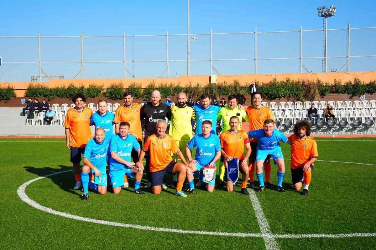 Başakşehir ile Rusya temsilcisi Zenit’in veteran futbolcuları, gösteri maçında karşı karşıya geldi.