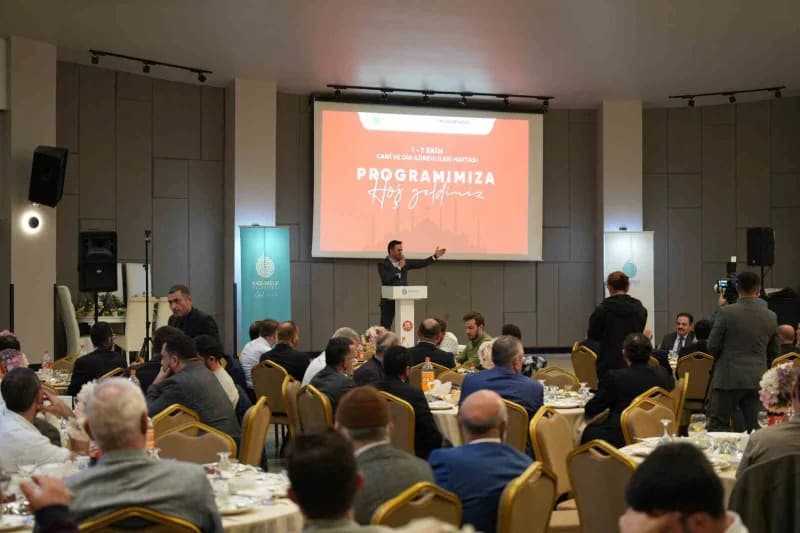 Başiskele Belediye Başkanı Yasin Özlü, Camiler ve Din Görevlileri Haftası programında konuşma yaparken
