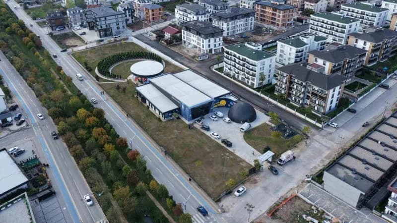 Kocaeli'nin Başiskele ilçesinde yapımı sürdürülen Başiskele 15 Temmuz Bilim Merkezi'nde çalışmalar tamamlanma aşamasına