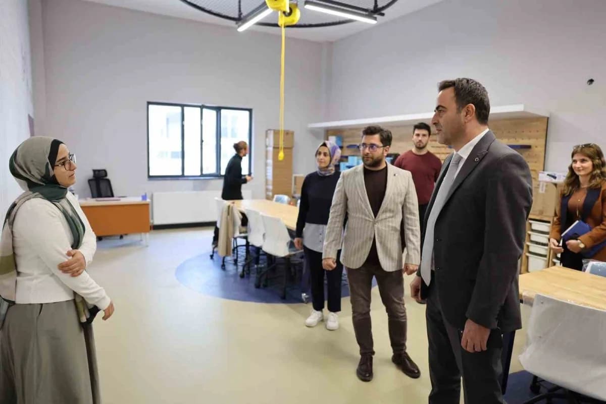 Başiskele Belediye Başkanı Yasin Özlü (Sağdan ikinci), Merkezi ziyaret ederek yürütülen çalışmalar hakkında bilgi aldı.