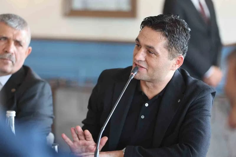 İzmir Büyükşehir Belediye Başkanı Cemil Tugay ve Aliağa Belediye Başkanı Serkan Acar birlikte toplan