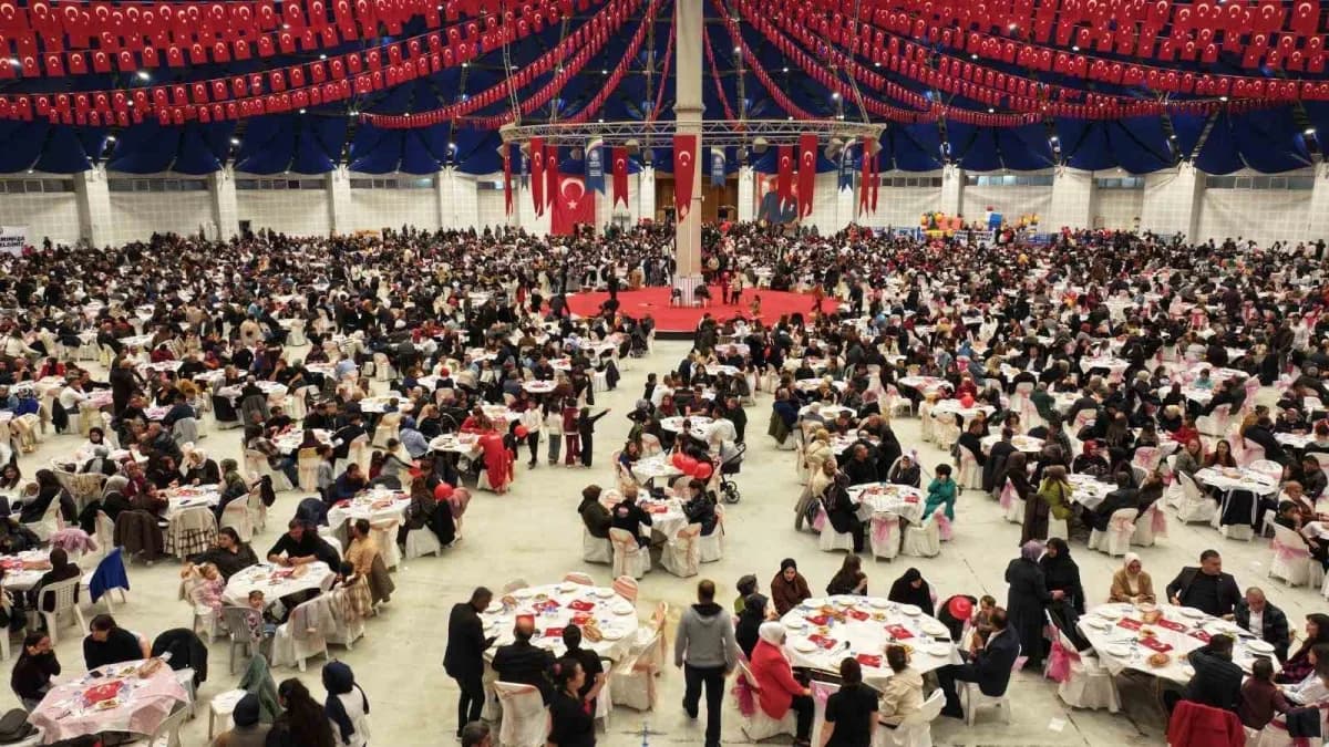 Isparta Belediye Başkanı Şükrü Başdeğirmen Cumhuriyet yemeğinde belediye personeliyle birlikte