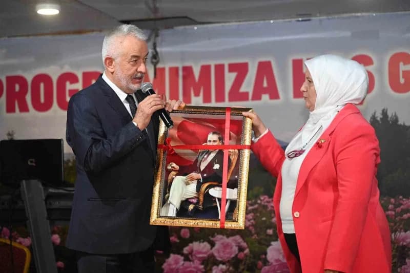 Bir personel annesi de rölyef sanatıyla yaptığı Atatürk tablosunu Başkan Başdeğirmen'e hediye etti.