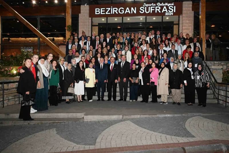Isparta Belediye Başkanı Şükrü Başdeğirmen kadın muhtarlarla toplantıda sohbet ediyor