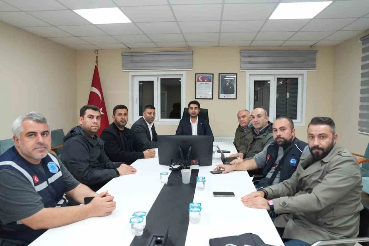 Tuzla Belediye Başkanı Eren Ali Bingöl, sağanak yağış sırasında Afet İşleri ve Risk Yönetimi ekipleriyle sahada inceleme